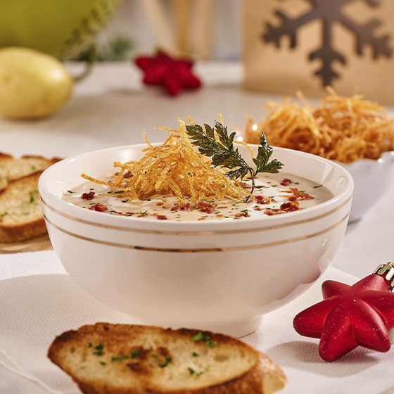 Sopa Cremosa de Papa con Champiñon, Tocino, y Perejil Frito